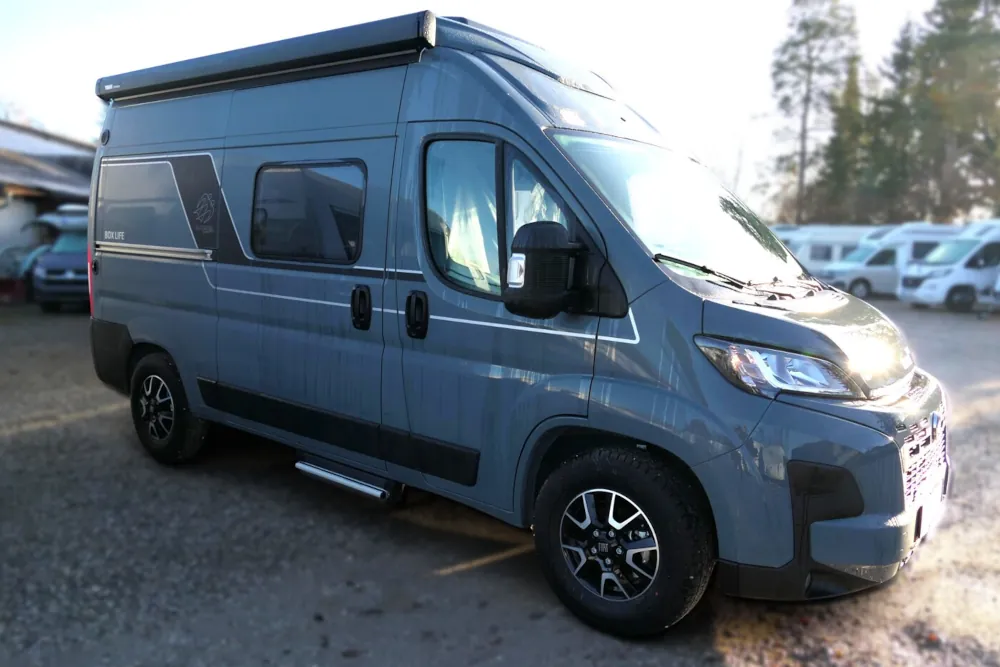Wohnmobil mieten Bad Tölz – Camper Van von Knaus auf dem Mietgelände in Peißenberg